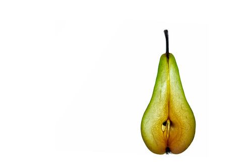 Schijfje groene peer geïsoleerd op een witte achtergrond.