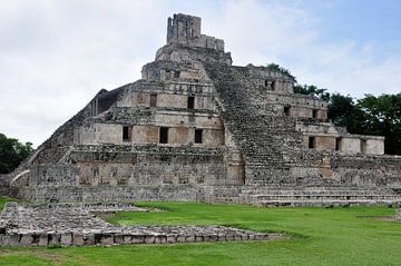 Piramide van de Vijf Verdiepingen, de ziel van de oude stad Edzná van Frank Photos