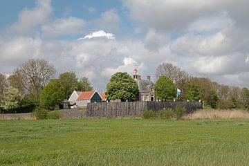 Het voormalige eiland Schokland. Nederland met prachtige lentewolken en een blauwe lucht, het voorma