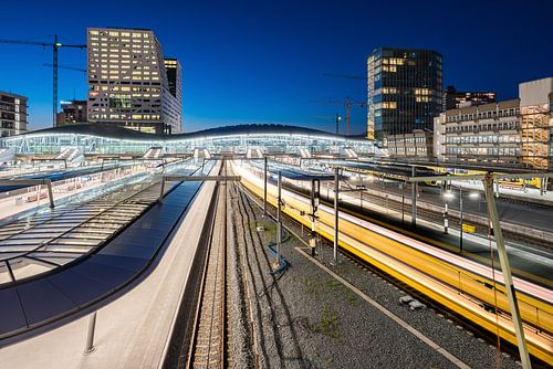 Gare centrale d'Utrecht dans la nuit sur John Verbruggen