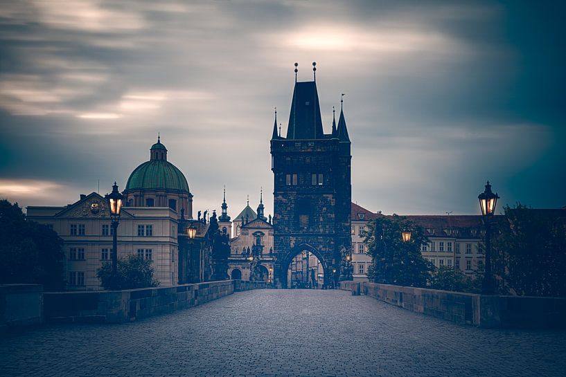 am Morgen auf einer leeren Karlsbrücke in Prag von Dennis Donders