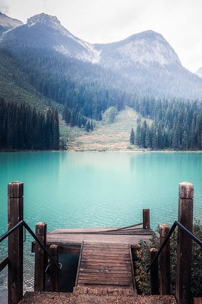 Houten steiger aan Emerald Lake Canada | reisfotografie | fotobehang van Laura Dijkslag