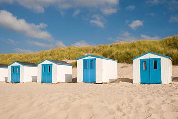 Felgekleurde strandhuisjes in Texel I Strandleven op de Nederlandse Waddeneilanden I Zomerse reisfot van Floris Trapman