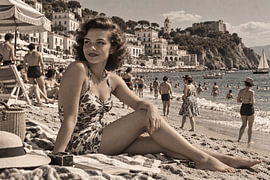 Vintage-Glamour an der Amalfiküste: Eine zeitlose Strandszene von MARTINA KUSUMA DEWI
