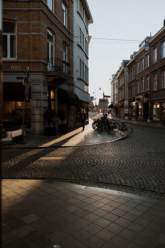 Eine schöne Sonneneruption während des Sonnenuntergangs in den Straßen von Maastricht