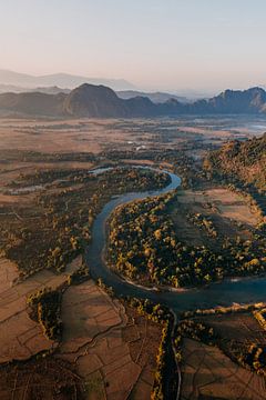 Rivière avec des montagnes en arrière-plan depuis une montgolfière au Laos sur Yvette Baur