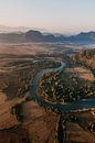 Rivier met bergen op achtergrond vanuit luchtballon in Laos van Yvette Baur thumbnail