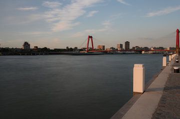 de kade van de nieuwe Maas met uitzicht op de Willemsbrug in Rotterdam van Robin Bergenhenegouwen