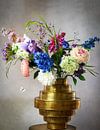 Stilleven: Gouden vaas met kleurrijk boeket droogbloemen van Marjolein van Middelkoop thumbnail