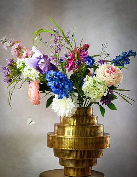 Stilleben: Goldene Vase mit buntem Blumenstrauß aus Trockenblumen von Marjolein van Middelkoop