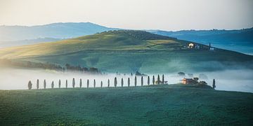 Italië Toscane Val d'Orcia in de mist van Jean Claude Castor