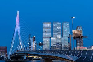 De Erasmusbrug vroeg in de avond von Gerry van Roosmalen