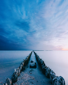 Wellenbrecher in Stille