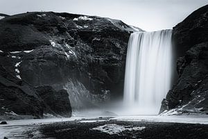 Le Skógafoss en noir et blanc
