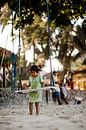 Kind speelt met zand in vissersdorpje van Yvette Baur thumbnail