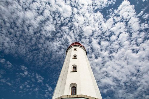 Schapenwolken boven de vuurtoren op het eiland Hiddensee