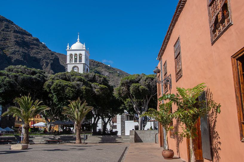La Plaza de la Libertad avec l'église Santa Ana dans la petite ville de Garachico par David Esser