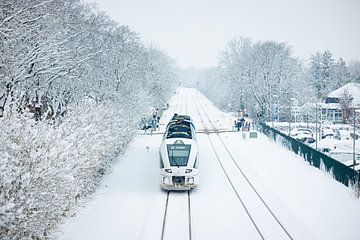 Een Arriva trein in het besneeuwde landschap bij Buitenpost van Stefan Verkerk fotografie