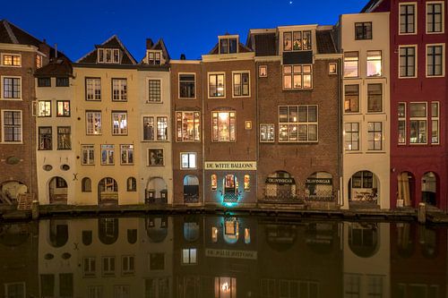 Huizen langs de Oudegracht achterzijde Lijnmarkt avondsfeer Utrecht
