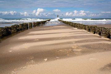 Verlaten Noordzee strand in de ochtendzon bij eb van Lisette Rijkers