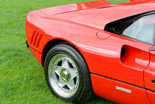 Ferrari 288 GTO raceauto uit de jaren 80 in Ferrari rood