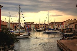 Luxusyachten in einem Hafen in Italien
