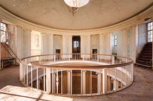Des courbes dans un palais abandonné.