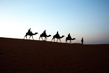 RIDING INTO SAHARA SUNSET van Paul Steenaart