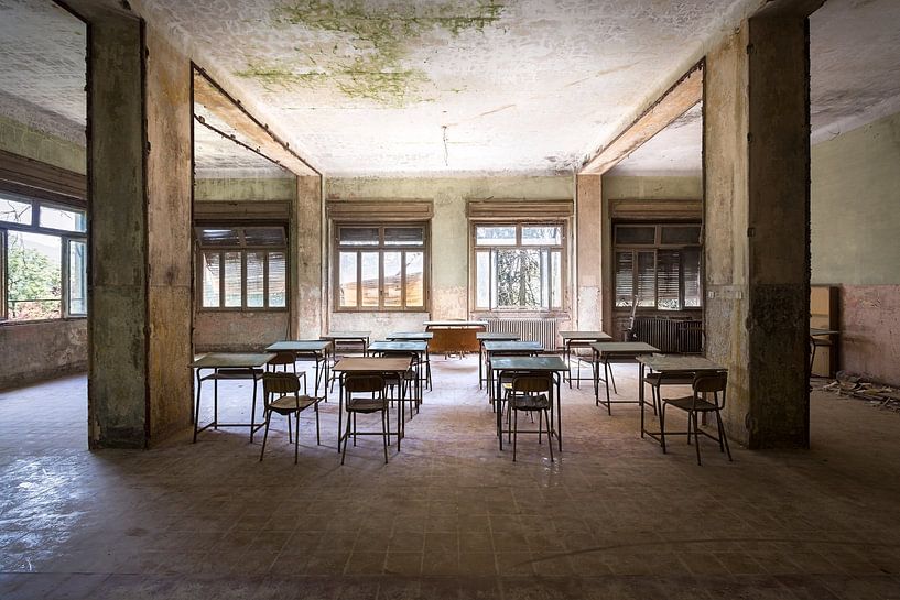 Salle de classe abandonnée. par Roman Robroek - Photos de bâtiments abandonnés
