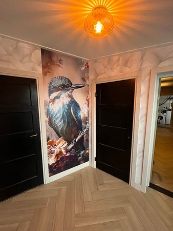 Martin-pêcheur parmi les fleurs colorées