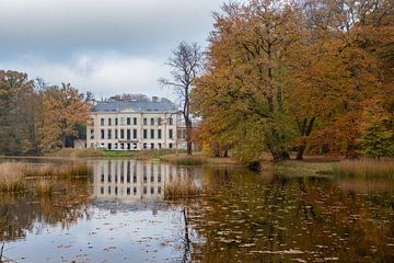 Herbstfarben im Park um Schloss Broekhuizen von Peter Haastrecht, van