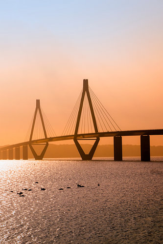 faro-brücke im sonnenuntergangslicht, die autobahnbrücke über den Storstroem in dänemark verbindet d