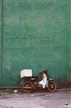 Oude scooter in een achtertuin in Galle, Sri Lanka