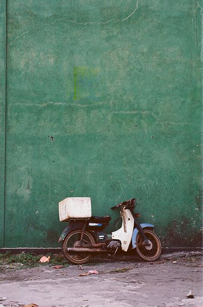 Vintage scooter in a backyard in Galle, Sri Lanka by Lukas Schulz