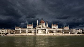 Das ungarische Parlament in Budapest an der Donau von Roland Brack