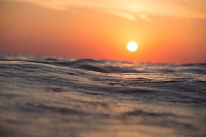 Ondergaande zon in zee van RICHARD Degenhart
