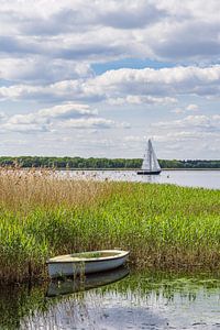 Fischerboot und Segelboot am Achterwasser bei Warthe auf der Ins