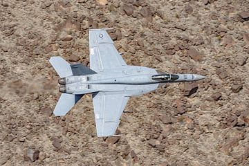 Laagvliegende U.S. Navy Boeing F/A-18E Super Hornet. van Jaap van den Berg