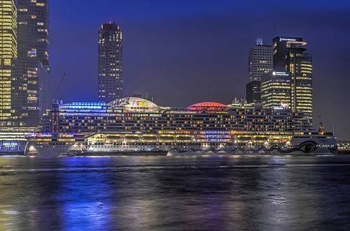 Cruiseschip bij avond