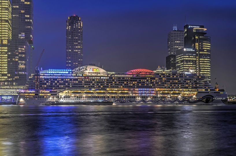 Kreuzfahrtschiff in der blauen Stunde von Frans Blok