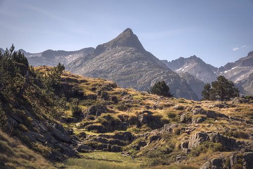 Pieken torenen hoog boven de weelderige valleien uit in het natuurpark Posets-Maladeta, S