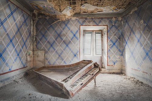 Piano in the Dust by Perry Wiertz
