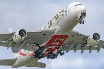 Emirates Airbus A380 is opgestegen van Schiphol. van Jaap van den Berg