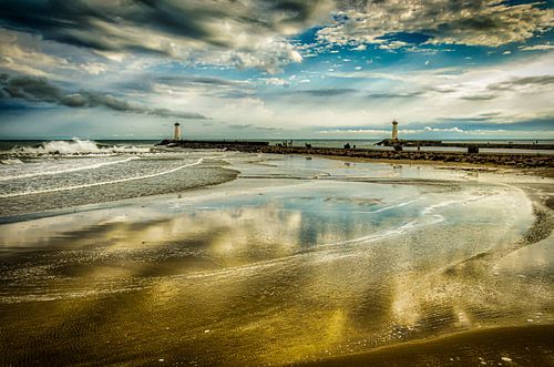 Kademuur en vuurtorens op het strand van Grau d'agde tijdens onweer in Frankrijk