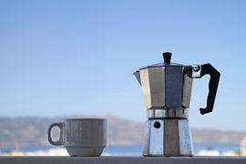Espressotasse und Bialetti auf dem Balkon in Kreta von Lensw0rld