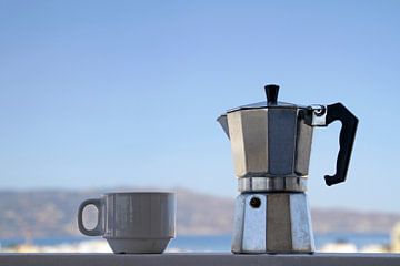 Espressokopje en Bialetti op het balkon op Kreta van Lensw0rld