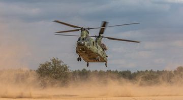 Sterke downwash van een CH-47D Chinook van de Koninklijke Luchtmacht doet veel zand opwaaien op de O van Jaap van den Berg