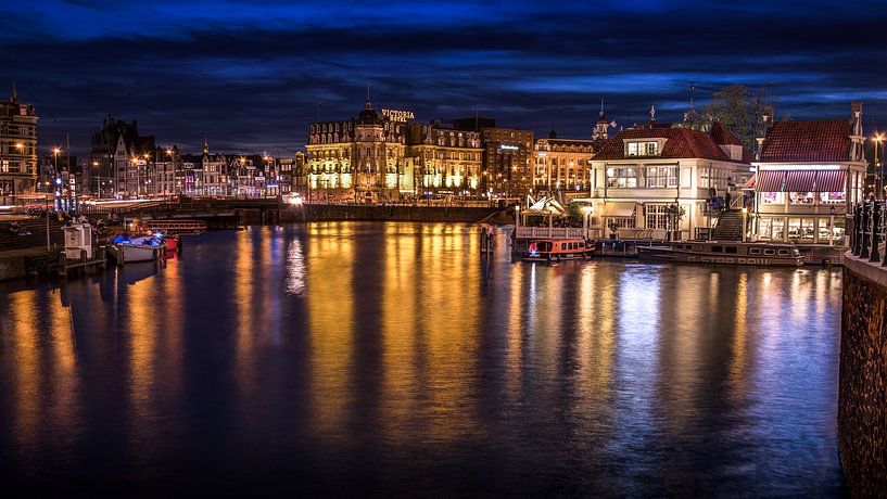 Vue de Stationsplein à Amsterdam pendant l'heure bleue. par Bart Ros