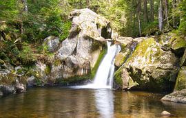 Belle cascade dans la Forêt-Noire sur Hans-Bernd Lichtblau