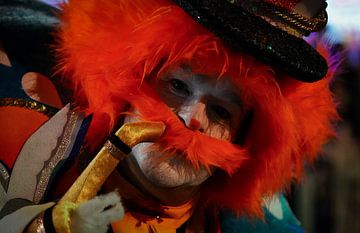 Portrait nocturne coloré du carnaval de Tenerife sur Jos Voormolen